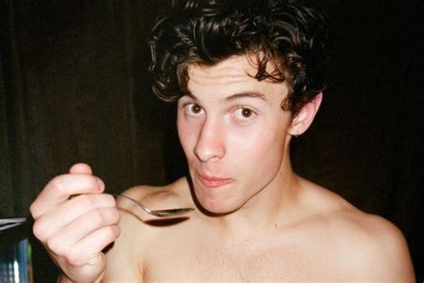 Shawn Mendes revela que sofreu com insegurança .